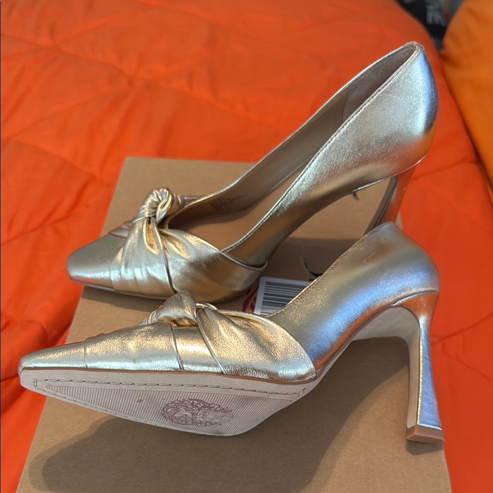 Vince Camuto Gold Heels with Bow Detail - Picture 15 of 16